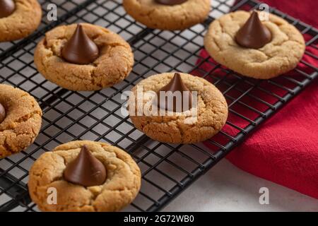 Klassische Erdnussbutter-Blütenplätzchen auf einer Küchentheke Stockfoto