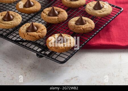 Klassische Erdnussbutter-Blütenplätzchen auf einer Küchentheke Stockfoto