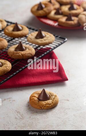 Klassische Erdnussbutter-Blütenplätzchen auf einer Küchentheke Stockfoto