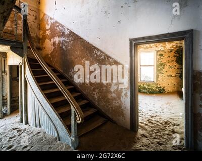 Verlassene Gebäude in der Geisterstadt Kolmanskop in der Nähe von Luderitz, Namib-Wüste, Namibia. Stockfoto