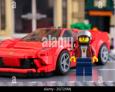 Tambow, Russische Föderation - 02. Juli 2021 Minifigur eines Lego-Fahrers in der Nähe seines Autos Ferrari F8 Tribut von LEGO Speed Champions. Stockfoto