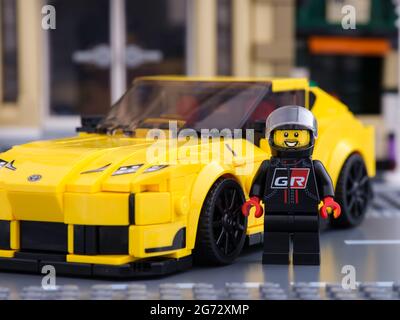 Tambow, Russische Föderation - 02. Juli 2021 Minifigur eines Lego-Fahrers in der Nähe seines Autos Toyota GR Supra von LEGO Speed Champions. Stockfoto