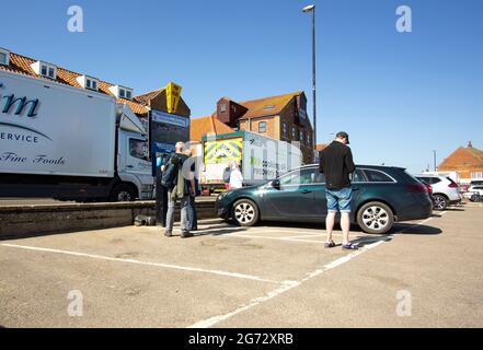 Menschen, die Tickets von einem Automaten auf einem öffentlichen Parkplatz kaufen Stockfoto