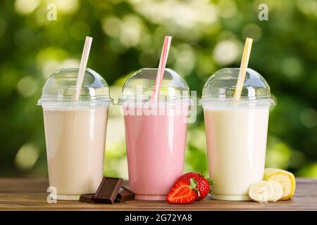 Set aus verschiedenen Milchshakes in Einweg-Plastikgläsern Stockfoto