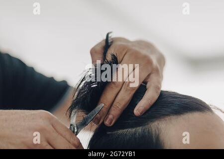 Frisur bei einem Herrenbarbershop.Frisur mit einer Schere Stockfoto