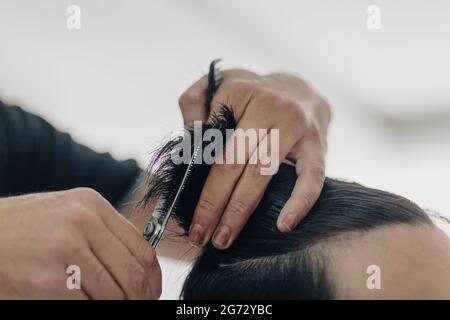 Frisur bei einem Herrenbarbershop.Frisur mit einer Schere Stockfoto