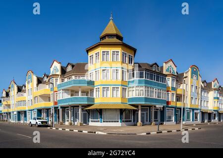 Farbenfrohe Kolonialhäuser in Swakopmund, Namibia. Stockfoto