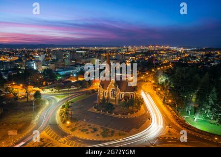 Historisches Wahrzeichen Christ Church aka Christuskirche in der Abenddämmerung in Windhoek, der Hauptstadt und größten Stadt Namibias. Stockfoto