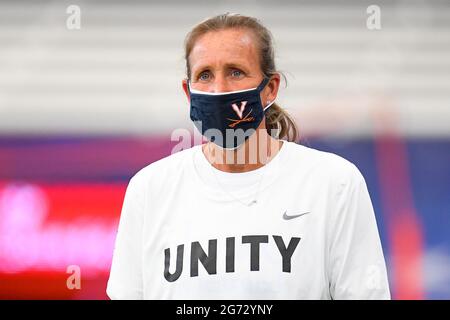 10. April 2021: Virginia Cavaliers Head Coach Julie Myers geht auf dem Feld vor einem NCAA Damen Lacrosse Spiel gegen die Syracuse Orange am Samstag, 10. April 2021 im Carrier Dome in Syracuse, NY. Syracuse gewann 15-12. Rich Barnes/CSM Stockfoto