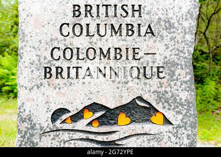 Saint John, NB, Kanada - 1. Juli 2021: Orangefarbene Herzen auf dem Stein von British Columbia zum Gedenken an indigene Kinder, die in Wohnschulen starben. Stockfoto