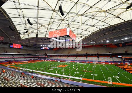 10. April 2021: Gesamtansicht des Carrier Dome vor einem NCAA-Damen-Lacrosse-Spiel zwischen den Virginia Cavaliers und den Syracuse Orange am Samstag, 10. April 2021 in Syracuse, NY. Syracuse gewann 15-12. Rich Barnes/CSM Stockfoto