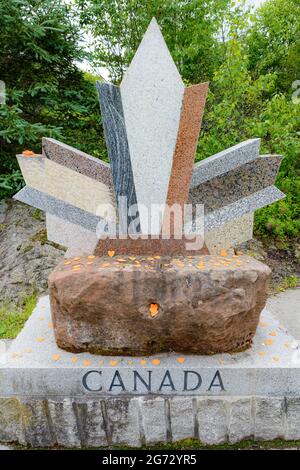 Saint John, NB, Kanada - 1. Juli 2021: Orangefarbene Herzen auf dem Canada-Stein, zum Gedenken an die indigenen Kinder, die in den Wohnschulen starben. Stockfoto