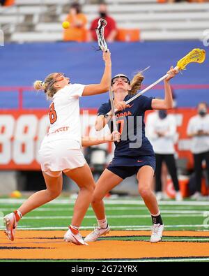 10. April 2021: Syracuse Orange Mittelfeldspieler Katelyn Mashewske (8) und Virginia Cavaliers Mittelfeldspieler Mackenzie Hoeg (7) kämpfen in der ersten Hälfte eines NCAA-Damen-Lacrosse-Spiels am Samstag, 10. April 2021 im Carrier Dome in Syracuse, NY, um einen Draw-Control. Syracuse gewann 15-12. Rich Barnes/CSM Stockfoto