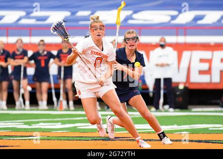 10. April 2021: Syracuse Orange Mittelfeldspieler Katelyn Mashewske (8) und Virginia Cavaliers Mittelfeldspieler Mackenzie Hoeg (7) kämpfen in der ersten Hälfte eines NCAA Damen Lacrosse Spiels am Samstag, 10. April 2021 im Carrier Dome in Syracuse, NY, um einen lockeren Ball. Syracuse gewann 15-12. Rich Barnes/CSM Stockfoto