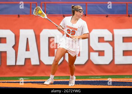 10. April 2021: Megan Carney (22), die Angreiferin von Syracuse Orange, kontrolliert den Ball gegen die Virginia Cavaliers während der ersten Hälfte eines NCAA-Damen-Lacrosse-Spiels am Samstag, 10. April 2021 im Carrier Dome in Syracuse, NY. Syracuse gewann 15-12. Rich Barnes/CSM Stockfoto