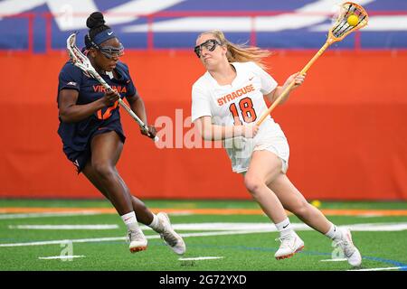 10. April 2021: Die Angreiferin von Syracuse Orange, Meaghan Tyrrell (18), weicht dem Tor aus, als die Verteidigerin von Virginia Cavaliers, Jalen Knight (12), während der ersten Hälfte eines NCAA-Damen-Lacrosse-Spiels am Samstag, 10. April 2021 im Carrier Dome in Syracuse, NY, verteidigt. Syracuse gewann 15:12. Rich Barnes/CSM Stockfoto