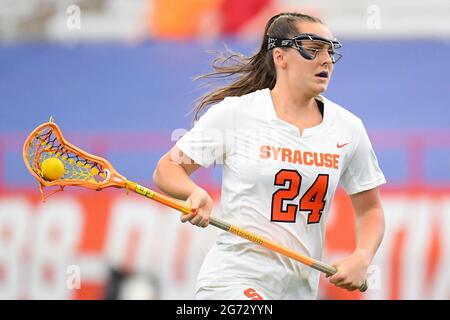 10. April 2021: Emma Tyrrell (24), Mittelfeldspielerin von Syracuse Orange, läuft mit dem Ball gegen die Virginia Cavaliers während der zweiten Hälfte eines NCAA-Damen-Lacrosse-Spiels am Samstag, 10. April 2021 im Carrier Dome in Syracuse, NY. Syracuse gewann 15-12. Rich Barnes/CSM Stockfoto