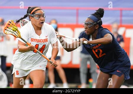 10. April 2021: Die Syracuse Orange-Angreiferin Emma ward (44) weicht in der zweiten Hälfte eines NCAA-Damen-Lacrosse-Spiels am Samstag, den 10. April 2021 im Carrier Dome in Syracuse, NY, gegen die Verteidigung von Virginia Cavaliers Jalen Knight (12) 15 dem Tor aus. 12 Rich Barnes/CSM Stockfoto