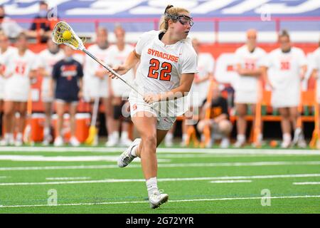 10. April 2021: Megan Carney (22), die Angreiferin von Syracuse Orange, läuft mit dem Ball gegen die Virginia Cavaliers während der zweiten Hälfte eines NCAA-Damen-Lacrosse-Spiels am Samstag, 10. April 2021 im Carrier Dome in Syracuse, NY. Syracuse gewann 15-12. Rich Barnes/CSM Stockfoto