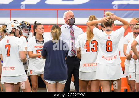 10. April 2021: Gary Gait, Head Coach von Syracuse Orange, spricht mit seinem Team während einer Auszeit in der zweiten Hälfte eines NCAA-Damen-Lacrosse-Spiels gegen die Virginia Cavaliers am Samstag, 10. April 2021 im Carrier Dome in Syracuse, NY. Syracuse gewann 15:12. Rich Barnes/CSM Stockfoto