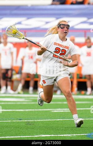 10. April 2021: Megan Carney (22), die Angreiferin von Syracuse Orange, läuft mit dem Ball gegen die Virginia Cavaliers während der zweiten Hälfte eines NCAA-Damen-Lacrosse-Spiels am Samstag, 10. April 2021 im Carrier Dome in Syracuse, NY. Syracuse gewann 15-12. Rich Barnes/CSM Stockfoto