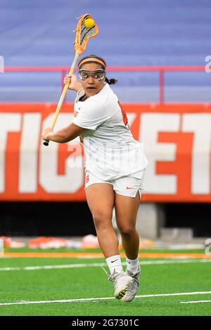 10. April 2021: Die Syracuse Orange-Angreiferin Emma ward (44) spielt in der zweiten Hälfte eines NCAA-Damen-Lacrosse-Spiels am Samstag, 10. April 2021 im Carrier Dome in Syracuse, NY, den Ball hinter dem Rücken gegen die Virginia Cavaliers. Syracuse gewann 15-12. Rich Barnes/CSM Stockfoto