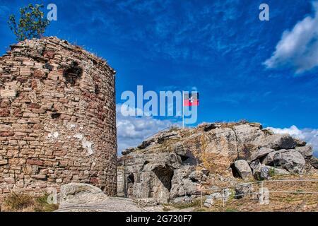 Schöne Aussicht auf Schloss Regenstein in Blankenburg in Deutschland mit blauem Himmel an einem sonnigen Tag Stockfoto