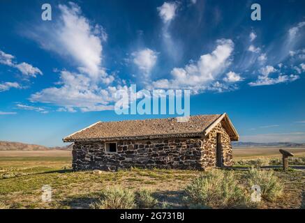 Rekonstruierte Simpson Springs Station, Altocumulus Clouds, Pony Express Trail, Back Country Byway, Great Basin, Utah, USA Stockfoto