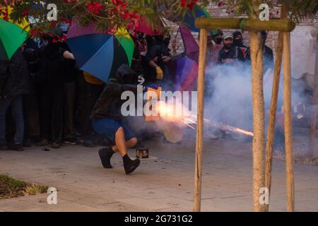 Venedig, Italien. Juli 2021. Demonstranten und Polizisten prallen während der Demonstration 'Wir sind die Flut, ihr seid nur (G)20' am 10. Juli 2021 in Venedig, Italien. Zu ihrem dritten Treffen unter der italienischen G20-Präsidentschaft am 9. Und 10. Juli 2021 versammelten sich die Finanzminister und Zentralbankpräsidenten der G20 in Venedig zu einem zweitägigen Gipfel zu Fragen der Weltwirtschaft und des Gesundheitswesens © Simone Padovani / Awakening / Alamy Live News Stockfoto