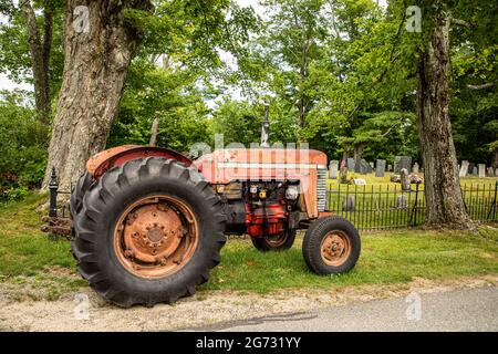 Ein alter Traktor, der am Friedhof in Wendell, Massachusetts, geparkt wurde Stockfoto