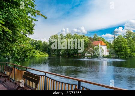 Schöne Aussicht auf Teich in Zwierzyniec, Roztocze, Polen. Park und berühmte St. John's of Nepomuk Kirche auf der Insel im Hintergrund. Stockfoto