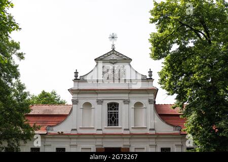 Fassade der barocken Kirche St. Johannes von Nepomuk auf dem Wasser in Zwierzyniec, Lubelskie, Polen Stockfoto