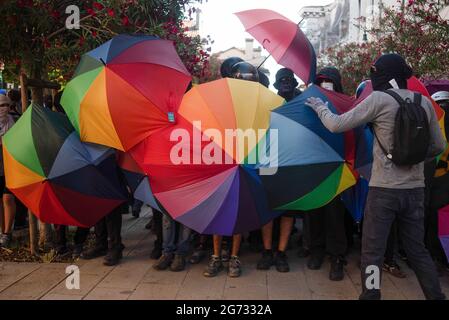 Venedig, Italien. Juli 2021. Demonstranten halten Regenschirme während der Demonstration. Ein Protest gegen die G20 (Gruppe von zwanzig) fand am Meer von Venedig, in der Gegend namens Zattere statt. Während des Protestes kam es zu heftigen Zusammenstößen zwischen Polizei und Demonstranten. Kredit: SOPA Images Limited/Alamy Live Nachrichten Stockfoto