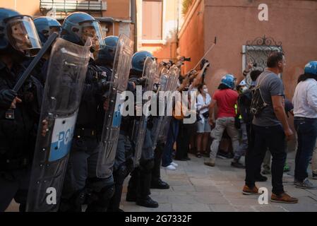 Venedig, Italien. Juli 2021. Die italienische Bereitschaftspolizei konfrontierte Demonstranten während der Demonstration. Ein Protest gegen die G20 (Gruppe von zwanzig) fand am Meer von Venedig, in der Gegend namens Zattere statt. Während des Protestes kam es zu heftigen Zusammenstößen zwischen Polizei und Demonstranten. Kredit: SOPA Images Limited/Alamy Live Nachrichten Stockfoto