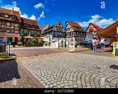 Gengenbach, Deutschland - 07. Juli 2021 - Blick auf das alte Dorf Gengenbach mit seinen alten Häusern im Schwarzwald in Deutschland Stockfoto