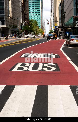 Bus Lane, E. 42nd Street in Midtown Manhattan, NYC, USA, 2021 Stockfoto