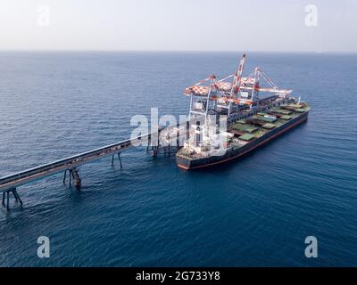 Bulk-Containerschiff entlädt Kohle im Hafen des Kraftwerks. Stockfoto