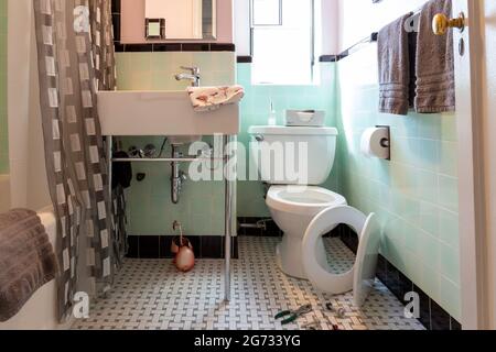 Neues Toilettensitz-Kit erwartet Installation in einem Haushaltsbad, USA Stockfoto