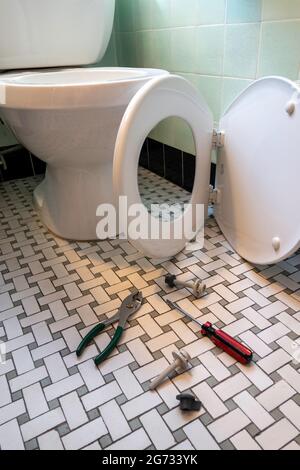 Neues Toilettensitz-Kit erwartet Installation in einem Haushaltsbad, USA Stockfoto