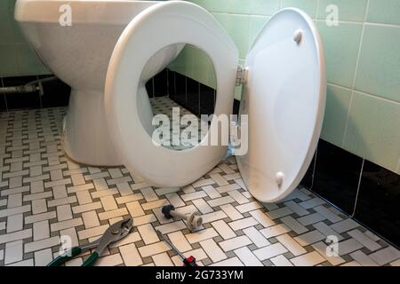 Neues Toilettensitz-Kit erwartet Installation in einem Haushaltsbad, USA Stockfoto