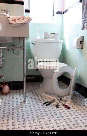 Neues Toilettensitz-Kit erwartet Installation in einem Haushaltsbad, USA Stockfoto