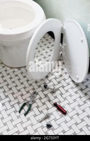 Neues Toilettensitz-Kit erwartet Installation in einem Haushaltsbad, USA Stockfoto