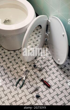 Neues Toilettensitz-Kit erwartet Installation in einem Haushaltsbad, USA Stockfoto