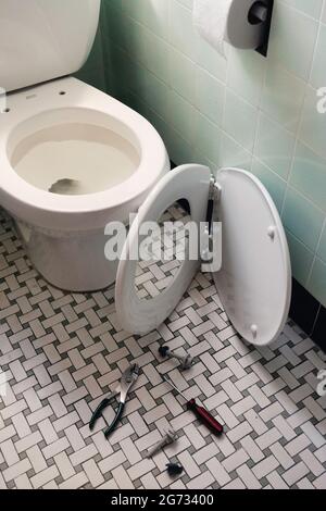 Neues Toilettensitz-Kit erwartet Installation in einem Haushaltsbad, USA Stockfoto