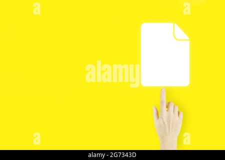 Dokumentenmanagement-Datensystem. Der Finger der jungen Frau zeigt mit dem Hologramm-Dokumentensymbol auf gelbem Hintergrund. Online-Dokumentationsdatenbank. Stockfoto