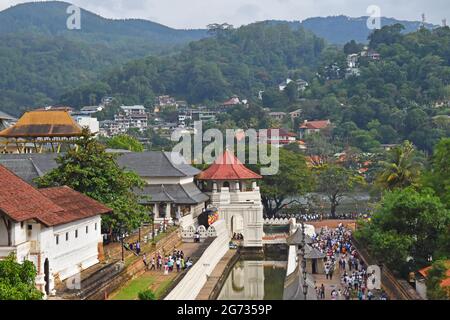 Sri Daladamaligawa Kandy. Tempel der Heiligen Zahnreliquie; gemeinhin als der ශ්‍රී දළදා මාළිගාව bekannt, ist ein buddhistischer Tempel in Kandy, Sri Lanka. Es befindet sich im königlichen Palastkomplex des ehemaligen Königreichs Kandy, in dem sich die Reliquie des Zahnes des Buddha befindet. Sri Lanka. Stockfoto