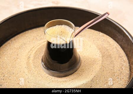 Türkischer Kaffee in Sand gekocht Stockfoto