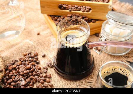 Türkischer Kaffee im Cezve auf dem Tisch Stockfoto