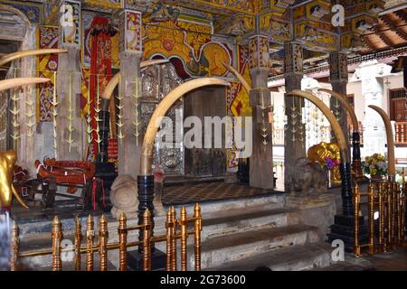 Sri Daladamaligawa Kandy. Tempel der Heiligen Zahnreliquie; gemeinhin als der ශ්‍රී දළදා මාළිගාව bekannt, ist ein buddhistischer Tempel in Kandy, Sri Lanka. Es befindet sich im königlichen Palastkomplex des ehemaligen Königreichs Kandy, in dem sich die Reliquie des Zahnes des Buddha befindet. Sri Lanka. Stockfoto