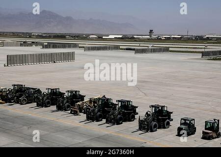 Parwan, Afghanistan. Juli 2021. Zeigt den Bagram Airfield-Stützpunkt, nachdem am Donnerstag, dem 8. Juli 2021, alle US- und NATO-Truppen in der Provinz Parwan, Ostafghanistan, evakuiert wurden. Alle US- und NATO-Truppen in Afghanistan haben das Bagram-Flugfeld in der Nähe der afghanischen Hauptstadt Kabul evakuiert und den afghanischen Regierungstruppen die größte Koalitionsbasis übergeben, so das afghanische Verteidigungsministerium. Der Bagram Airfield, etwa 50 km nördlich von Kabul, diente in den letzten zwei Jahrzehnten als Hauptmilitärstützpunkt der USA und der NATO in Afghanistan. Foto von Ezatullah Alidost/ Quelle: UPI/Alamy Live News Stockfoto